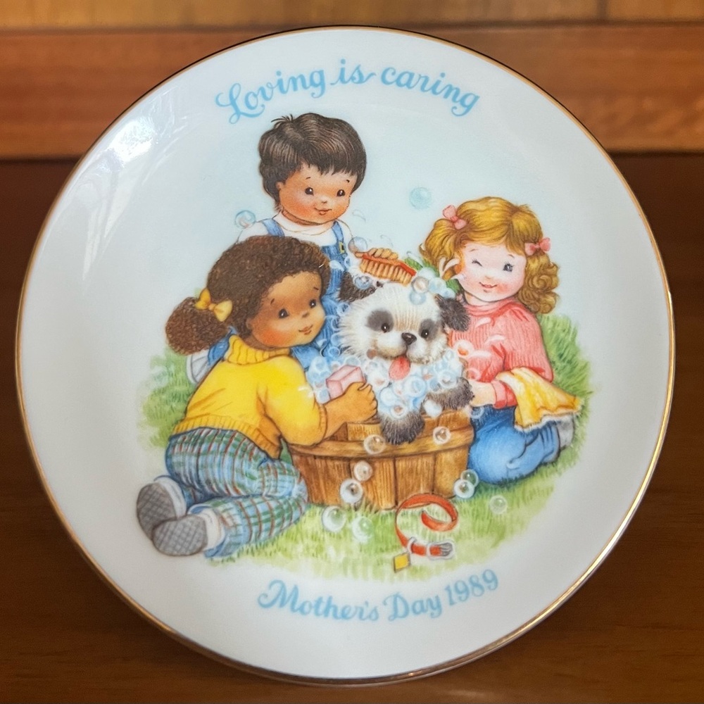 Avon Mother's Day 1989 “Loving is Caring” Mini Plate